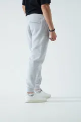 Pantalón de jogging azul marino de felpa con puños ajustados, cintura ajustable con cordón y logo estampado.