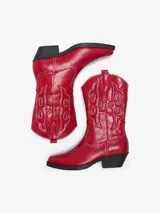 Botas rojas de estilo cowboy con bordados blancos y suela negra.