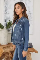 Chaqueta de jean azul con botones, cuello clásico, bolsillos delanteros y diseño con roturas.