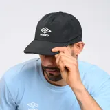 Gorra de gabardina celeste con logo Umbro bordado en blanco en el frente.
