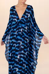 Kaftán largo con estampado abstracto en tonos azules y negros, con mangas amplias y escote en V con recogido frontal.