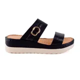 Sandalias con plataforma color marrón con tiras anchas en color dorado y hebilla decorativa.