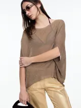 Top de punto color marrón con lurex, de silueta amplia, manga caída y escote redondo.