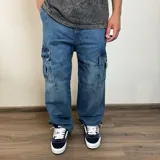 Pantalón jean azul de corte mega oversize con bolsillos cargo laterales.