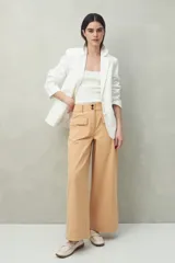 Pantalón wide leg color beige de algodón, con bolsillos delanteros con solapa y cierre con dos botones.