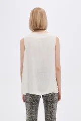 Musculosa blanca de lino con breteles anchos y cuello bote.