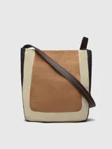 Bolso hobo grande tricolor de rafia, con asa larga regulable con gemelos logotipados y cierre magnético.