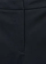 Pantalón cigarette negro con corte a la altura del tobillo y aberturas laterales.
