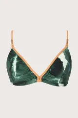 Top de bikini de corte triángulo con estampado abstracto en tonos verde oscuro y blanco. Los bordes y tirantes son de color beige/camel, con un detalle trenzado en el centro del busto.