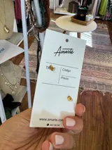 Aretes hipoalergénicos en forma de moño, con baño en plata, diseñados artesanalmente.