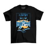 Remera negra de manga corta con estampado frontal inspirado en la novela 'El Gran Gatsby' de F. Scott Fitzgerald. El diseño presenta una mansión estilo Art Deco, un auto antiguo amarillo y los ojos de T.J. Eckleburg enmarcando el título.