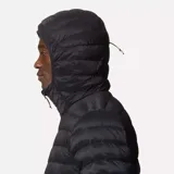 Campera negra con capucha, de plumas de 650 cuins y capa exterior Pertex® Quantum resistente a la intemperie.
