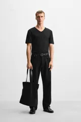 Camiseta negra de algodón con elasticidad, corte slim fit, cuello en V y mangas cortas.