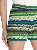 Short tejido a crochet con cintura elastizada, tiro alto y forro interno.