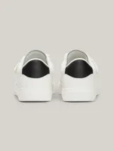 Zapatillas blancas de cuero con puntera redonda, suela cupsole y cierre con tres tiras de velcro.