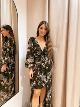 Vestido largo de crepé estampado en tonos verde y naranja, con escote en V, mangas largas abullonadas y abertura lateral en la falda.