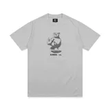 Remera gris con estampado de un castor musculoso con una bolsa de dinero en la mano.