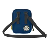 Bolso bandolera Caterpillar Pollux Utility, color azul marino con detalles en negro. Cuenta con un compartimento principal con cierre y un bolsillo frontal con solapa y logo de la marca.