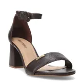 Sandalias de cuero color marrón con taco ancho y pulsera ajustable al tobillo.