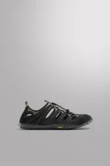 Sandalia técnica negra para hombre, con capellada de tejido técnico con aberturas laterales, puntera y talón reforzados, ajuste con cordones y suela Vibram.