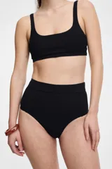 Conjunto de bikini negro de lycra con top deportivo y bombacha de tiro alto.