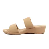 Sandalias Comfortflex color beige con dos tiras anchas con velcro y taco medio.
