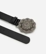 Cinturón negro de cuero sintético (PU) con hebilla grande redonda de metal plateado con diseño floral o de flor.