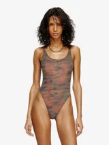 Traje de baño entero de una pieza, color camuflado en tonos tierra (naranja quemado, verde oliva y azul oscuro), con escote redondo y tirantes finos. Presenta un pequeño recorte con detalle metálico en el centro del escote.