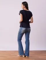 Remera blanca de lino, marca Zac & Rachel, con escote en V, abertura con botones y frunce en la parte delantera.