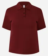 Blusa femenina color bordó, confeccionada en algodón piqué, con cuello estilo polo, mangas cortas y cierre frontal con botones.