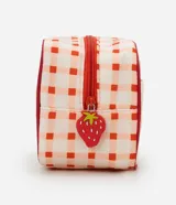 Neceser rectangular mediano de poliéster con estampado de frutillas y diseño a cuadros en los laterales. Tiene cierre de cremallera con llavero en forma de frutilla y ribete rojo.