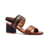 Sandalias de cuero color marrón con detalles en negro, taco cuadrado y hebilla dorada.