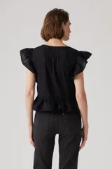 Blusa negra con escote en V, mangas cortas con volantes y cierre frontal con botones.