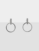 Par de aros colgantes metálicos plateados con forma de círculo y barra superior.