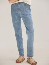 Jean de corte cigarette con detalles de pespuntes y cortes. Con bolsillos traseros.