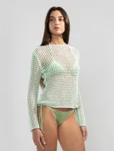 Sweater de tejido calado negro, con manga larga y cuello bote.