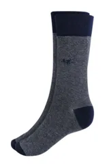 Par de medias de vestir a rayas horizontales en tonos azul marino y gris.