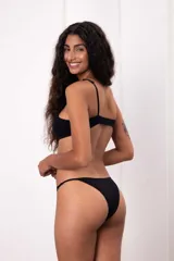 Bombacha de algodón negra, tipo bikini o colaless, con tiras finas regulables en los costados.