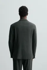 Blazer regular fit confeccionado en tejido con 17% de lana. Cuello con solapas de muesca. Manga larga acabada en puño con detalle de botones. Bolsillo de vivo en pecho y de solapa en cadera. Detalle bolsillo interior. Bajo con aberturas en espalda. Cierre frontal con botones.
