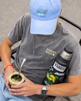 Remera gris de algodón con estampa frontal con la frase "Golden Hour" y un sol.