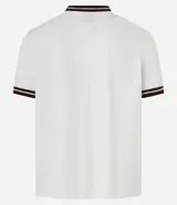 Remera de algodón color crudo con textura vertical, cuello redondo y mangas cortas con rib de color marrón.