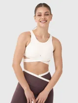 Top deportivo negro con breteles anchos y diseño cruzado en el frente.