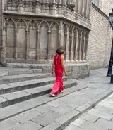 Musculosa de lino color crudo, de corte recto y escote redondo, con pespuntes a contratono y cierre metálico a la vista en la espalda.