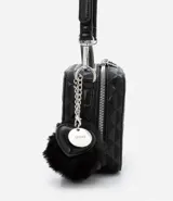 Bolso transversal tipo camera bag, color negro, hecho en material sintético texturizado. Tiene correa fina ajustable y removible, cierre por cremallera y colgante pompón.