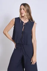 Blusa sin mangas color azul marino, con cuello redondo y detalle de tablas verticales en el frente. Corte corto con terminación fruncida y lazos ajustables en el escote.