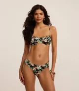 Top de bikini con estampado tie dye en tonos verde, negro y rosa. Diseño de media taza con breteles finos ajustables, lazo en la espalda y costuras contrastantes. Confeccionado en microfibra.