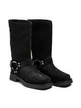 Botas biker de caña media color negro, de ante, con hebillas decorativas y suela de goma.