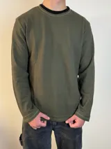 Buzo verde militar de micropanal con corte regular fit y cuello redondo.