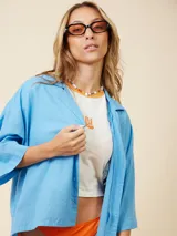 Camisa de algodón color amarillo, de corte suelto y manga corta, con bolsillo en el pecho.