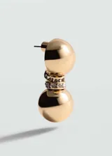 Par de aros dorados con doble esfera y detalle de cristales.
